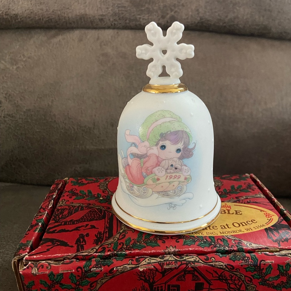 Vintage Precious moments Holiday Bell with Snowflake Topper 1999